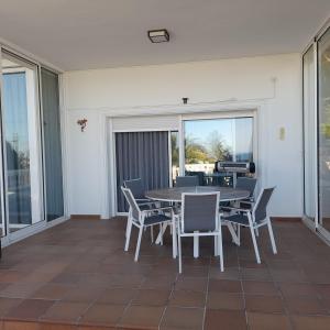 een eetkamer met een tafel en stoelen bij Casa Harmony in Denia