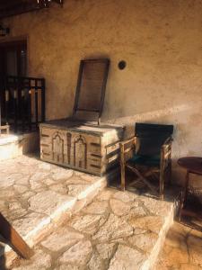 Zimmer mit einem Schreibtisch, einem Stuhl und einem Tisch in der Unterkunft Helydorea zen in Synikia Mesi Trikalon
