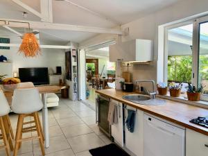 eine Küche mit einer Spüle und einer Arbeitsplatte in der Unterkunft Home sweet home in Saint-Gilles-les-Bains