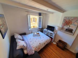 une petite chambre avec un lit et une fenêtre dans l'établissement Maison H 3 personnes Honfleur, à Honfleur