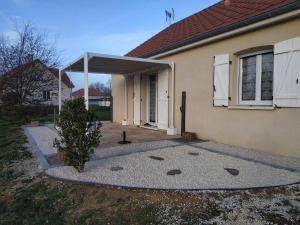 a house with a tree in front of it at Pavillon 6 personnes in Corgirnon