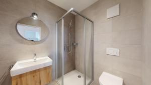 La salle de bains est pourvue d'une douche, de toilettes et d'un lavabo. dans l'établissement Sublime modern family apartment of 2 bedrooms, à Loèche-les-Bains