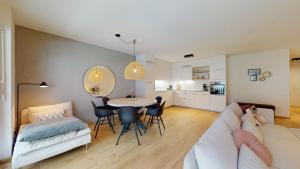 - un salon avec un canapé et une table dans l'établissement Sublime modern family apartment of 2 bedrooms, à Loèche-les-Bains