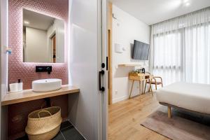 Łóżko lub łóżka w pokoju w obiekcie Vallecas Suites by Olala Homes