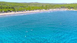 una vista aerea su una spiaggia e sull'oceano di Camping Las Palmeras a Tarragona