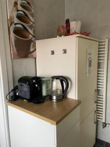 a kitchen with a coffee maker and a blender on a counter at StarHouse Ferienwohnung Hamburg in Hamburg