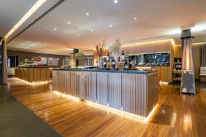 a bar in the middle of a kitchen at Pullman Sao Paulo Guarulhos Airport in Guarulhos