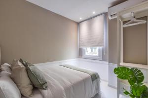 Łóżko lub łóżka w pokoju w obiekcie Apartamento Embajadores VI