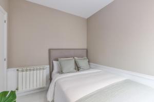 Łóżko lub łóżka w pokoju w obiekcie Apartamento Embajadores VI