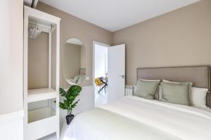 Łóżko lub łóżka w pokoju w obiekcie Apartamento Embajadores VI