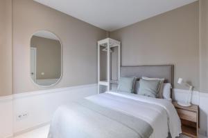 Łóżko lub łóżka w pokoju w obiekcie Apartamento Embajadores VI