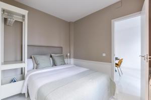 Łóżko lub łóżka w pokoju w obiekcie Apartamento Embajadores VI