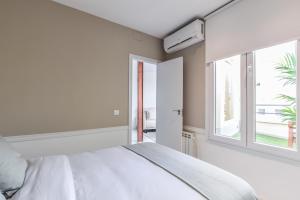 Łóżko lub łóżka w pokoju w obiekcie Apartamento Embajadores VI