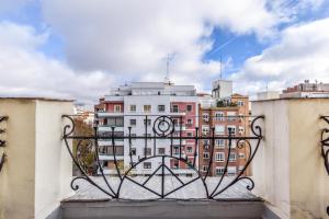 widok budynku z balkonu w obiekcie Apartamento Embajadores VI w Madrycie