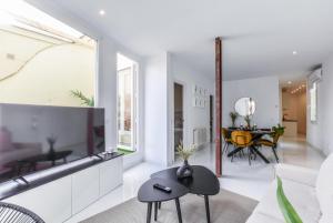 salon z dużym telewizorem z płaskim ekranem w obiekcie Apartamento Embajadores VI w Madrycie +23 zdjęcia