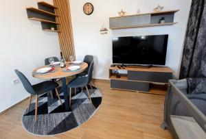 Apartman Šišarka Divčibare電視和／或娛樂中心