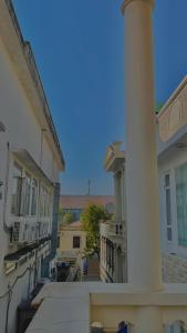 een uitzicht vanaf het balkon van een gebouw bij LAD Homestay Hải Phòng - Hoàng Văn Thụ in Hai Phong