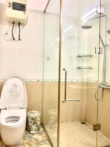 een badkamer met een toilet en een douche bij LAD Homestay Hải Phòng - Hoàng Văn Thụ in Hai Phong