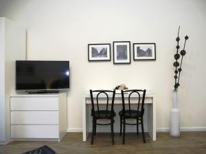 Flatprovider Comfort Eduard Apartment - contactless check in TV 또는 엔터테인먼트 센터