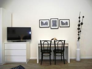 A television and/or entertainment centre at Flatprovider Comfort Eduard Apartment - contactless check in