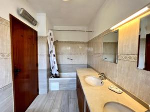 Et badeværelse på Vilamoura Ocean Villa with Pool by Homing + 37 billeder