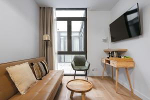 Telewizja i/lub zestaw kina domowego w obiekcie Vallecas Suites by Olala Homes