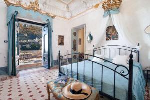 1 dormitorio con 1 cama con sombrero en Estate4home - Palazzo Crocione, en Positano