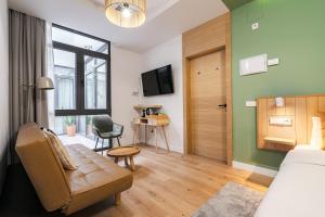 pokój z łóżkiem, kanapą i krzesłem w obiekcie Vallecas Suites by Olala Homes w Madrycie