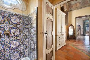 Habitación con una pared cubierta de azulejos. en Estate4home - Palazzo Crocione, en Positano