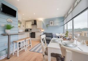 eine Küche und ein Wohnzimmer mit einem Tisch und Stühlen in der Unterkunft Sea Breeze in Newton
