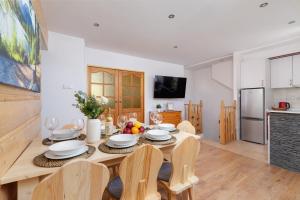 O bucătărie sau chicinetă la Pardałówka Mountain View Apartments Zakopane by Noclegi Renters +80 fotografii