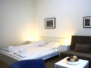 ウィーンにあるFlatprovider Comfort Eduard Apartment - contactless check inの小さなベッドルーム(ベッド1台、ソファ付)
