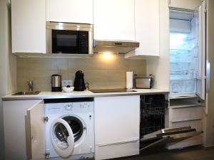 A kitchen or kitchenette at Flatprovider Comfort Eduard Apartment - contactless check in