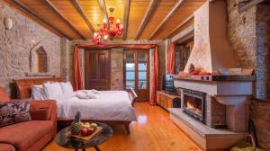 uma sala de estar com uma cama e uma lareira em ViP Suite 4 Seasons em Arachova