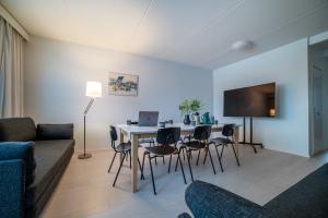 un soggiorno con tavolo, sedie e divano di Hotel Sparre a Porvoo