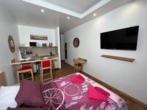 1 dormitorio con 1 cama y cocina con mesa en Residence Akantha en Niza