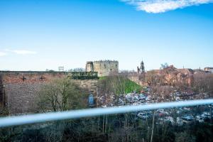 Blick auf ein Schloss und einen Parkplatz in der Unterkunft The Gallery at 403 in York