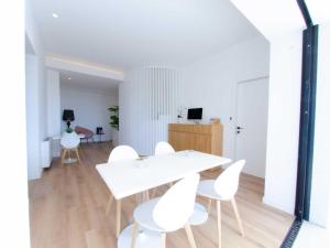 een witte eetkamer met een witte tafel en witte stoelen bij Pascià Boutique Hotel in Ragalna