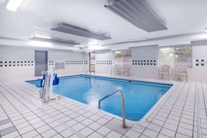 una gran piscina de agua azul en un edificio en Baymont by Wyndham Gurnee, en Gurnee