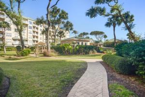 Una pasarela a través de un parque con un edificio en 5208 Hampton Place, en Hilton Head Island