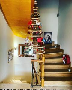 uma árvore de Natal feita de garrafas de vinho em Green Mansion em Istambul