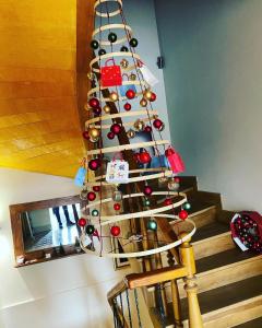 uma árvore de Natal nas escadas ao lado de uma cadeira em Green Mansion em Istambul