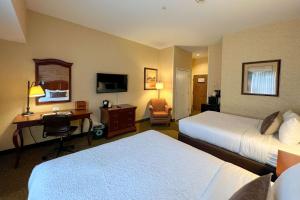 Habitación de hotel con 2 camas y escritorio en Maine Evergreen Hotel, Ascend Hotel Collection, en Augusta