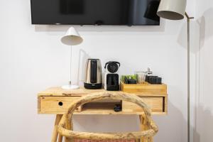 Zestaw do parzenia kawy i herbaty w obiekcie Vallecas Suites by Olala Homes