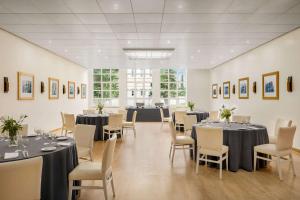 a room with tables and chairs in a room at TRYP by Wyndham Montijo Parque Hotel in Montijo