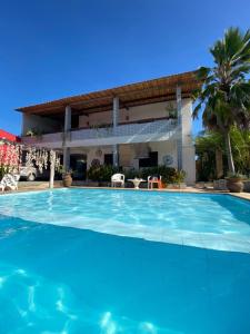 une grande piscine en face d'une maison dans l'établissement Bed & Breakfast Casa de Valeria, à Barra Nova