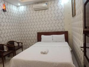 Postel nebo postele na pokoji v ubytování Trung hoa HOTEL