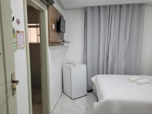薩利諾波利斯的住宿－Pousada Recanto do Sal，小型客房配有床和小冰箱