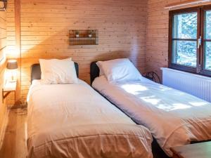 Кровать или кровати в номере Chalet in the woods with Nordic bath