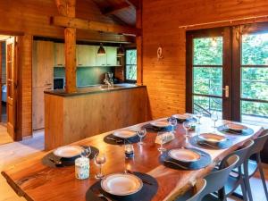 Кухня или мини-кухня в Chalet in the woods with Nordic bath
